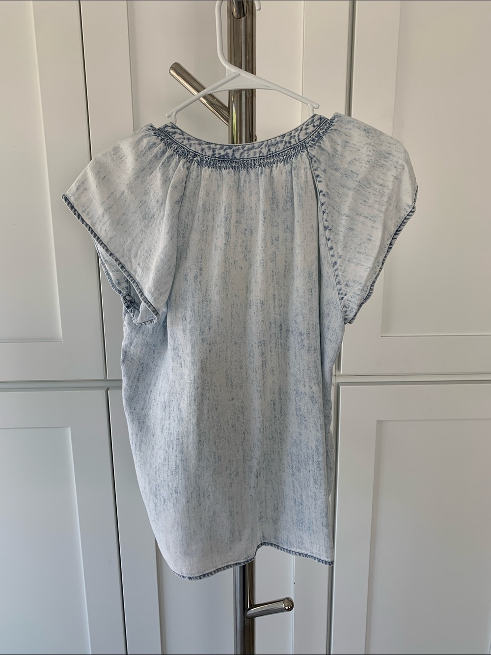 Rails Light Acid Wash Chambray Flutter Sleeve Alena Blouse, Size XS (oversized) - Picture 2 of 11